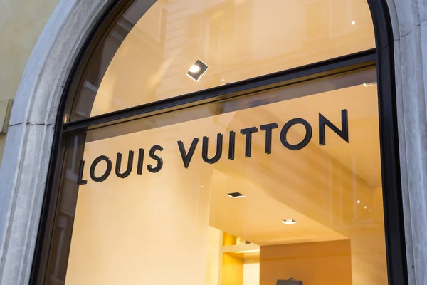 Louis Vuitton imzalamak için mağaza — Stok fotoğraf