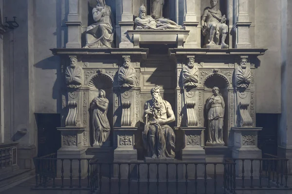 米开朗基罗的摩西雕像在大教堂2 — 图库照片