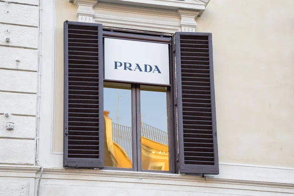 Logo de la tienda Prada — Foto de Stock