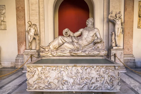 Vatikan Müzesi'nde Arno Nehri Tanrı heykeli — Stok fotoğraf