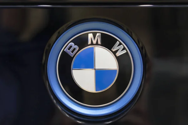 BMW логотип на задній частині автомобіля — стокове фото