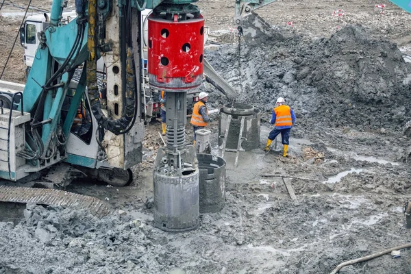 Equipaggi edili impegnati nella posa del calcestruzzo — Foto Stock