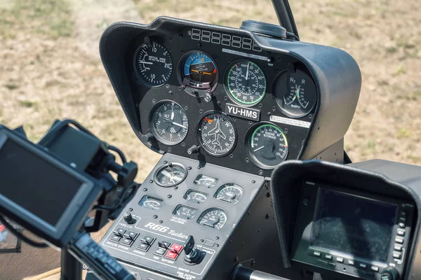 Cockpit-Bedienfeld Armaturenbrett misst Bedienelemente von robinson r66 — Stockfoto