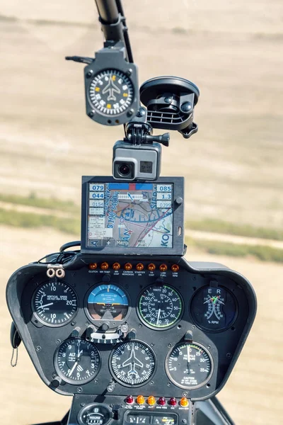 Cockpit des Hubschraubers robinson r44 während des Fluges — Stockfoto