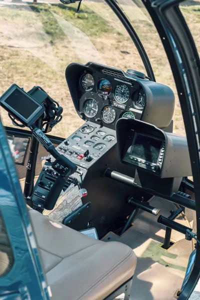 Cockpit des Robinson r66 Hubschraubers — Stockfoto