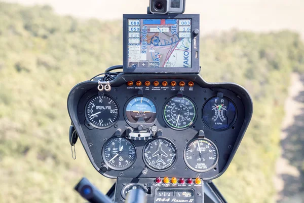 Cockpitansicht des Hubschraubers robinson r44 — Stockfoto