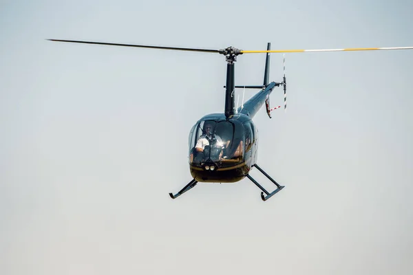 Пилот вертолета во время полета в Robinson R44 — стоковое фото