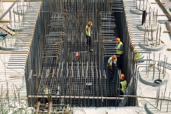Construction workers install rebar for new building — Stock Photo, Image