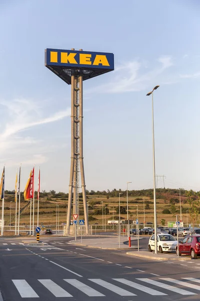 Знак магазина IKEA на шесте — стоковое фото