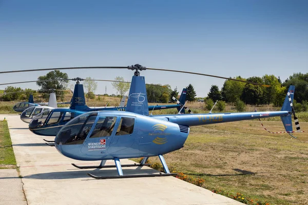 Línea de helicópteros Robinson estacionados en helidrom —  Fotos de Stock