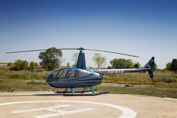 Robinson r44 Hubschrauber geparkt auf Helidrom — Stockfoto