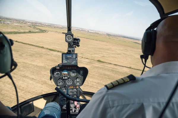 Blick aus dem Cockpit des Robinson r44 Hubschraubers — Stockfoto