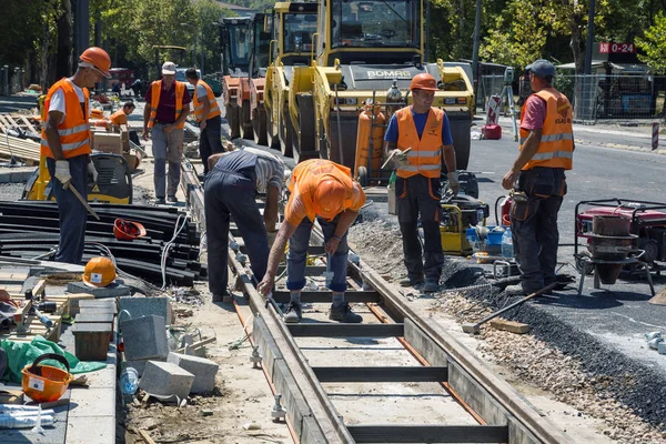 Lavoratori addetti all'installazione ferroviaria — Foto Stock