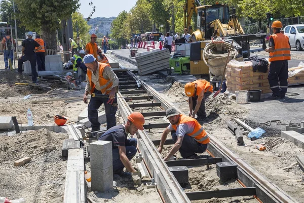 I lavoratori lavorano sulla riparazione e installazione di rotaie tranviarie — Foto Stock