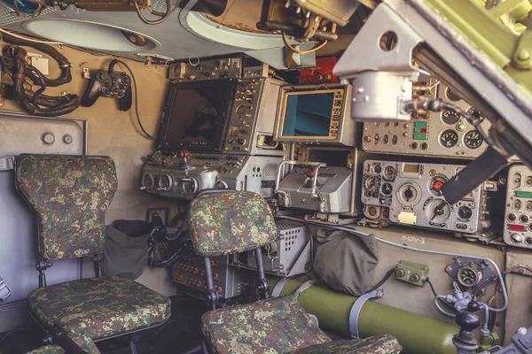 Konsole im Luftverteidigungsfahrzeug der Armee 2 — Stockfoto