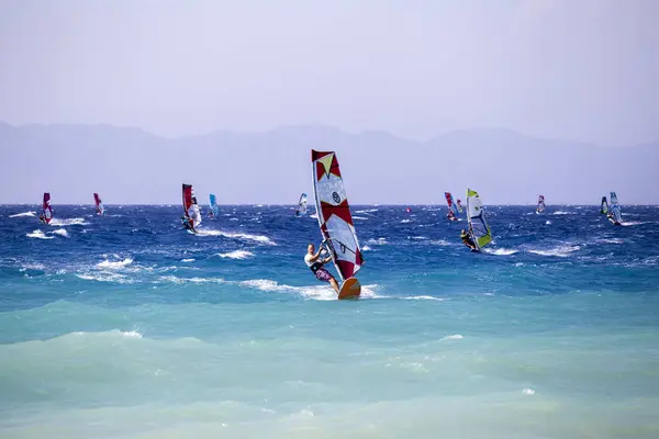 Groupe de windsurfeurs en action — Photo