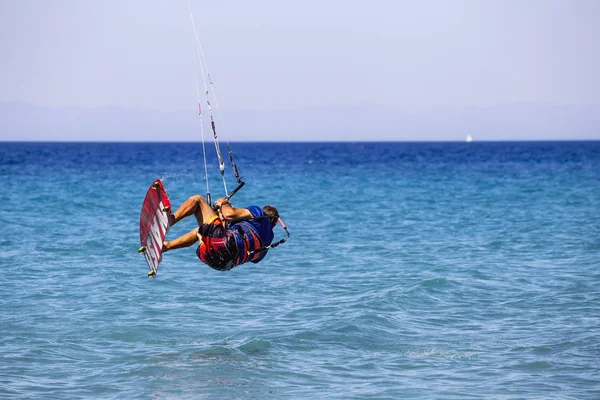 Kitesurfer skoki w powietrzu — Zdjęcie stockowe
