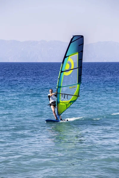 Człowieka, ciesząc się w windsurfingu w Morze Egejskie — Zdjęcie stockowe