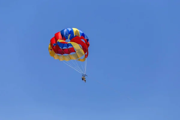 Parasailing, latać nad morzem — Zdjęcie stockowe