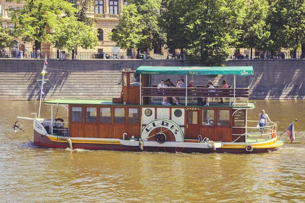 Bateau fluvial avec touristes 2 — Photo