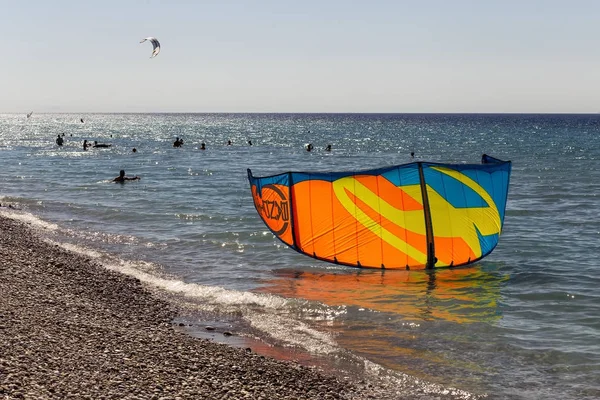 Siluete de kitesurfer e pipa na água — Fotografia de Stock