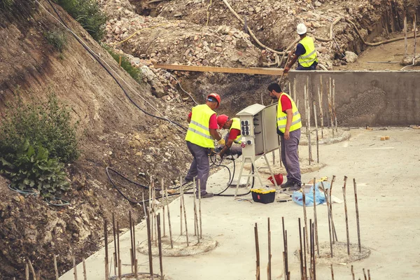 Ideiglenes villamos energia 2 telepítése segédprogram legénysége — Stock Fotó