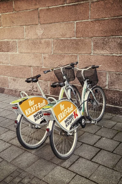 Dwa zaparkowane rowery do wynajęcia — Zdjęcie stockowe