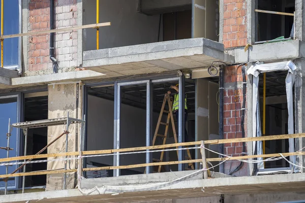 Arbeiter montieren neue Fenster — Stockfoto