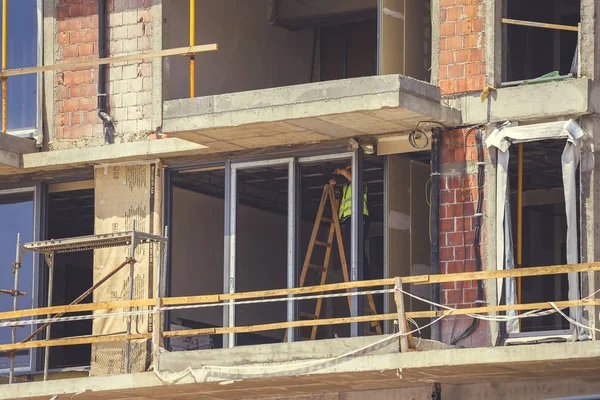 Worker install new windows 2 — Stock Photo, Image