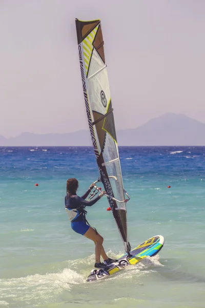 Młoda piękna dziewczyna cieszy w windsurfingu 2 — Zdjęcie stockowe