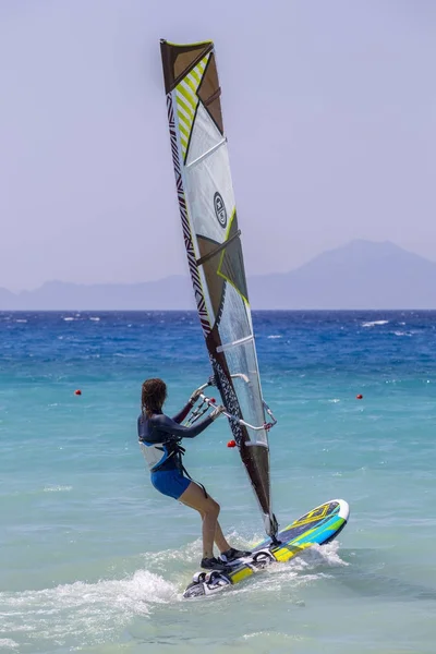 Młoda piękna dziewczyna cieszy w windsurfingu — Zdjęcie stockowe