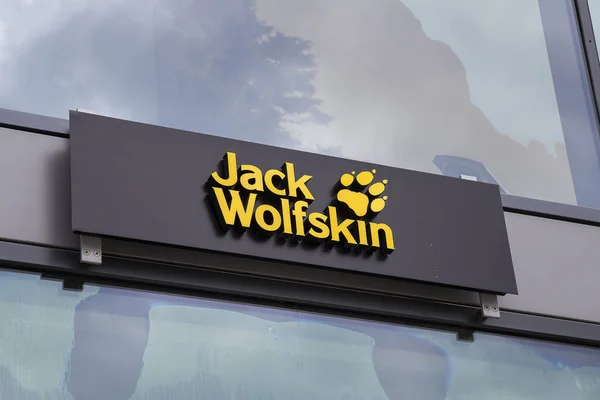 Jack Wolfskin áruház külső — Stock Fotó