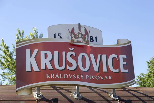 Krusovice Bierschild über dem Eingang zum Souvenirladen — Stockfoto