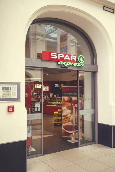 Внешний вид продуктового магазина Spar Express — стоковое фото
