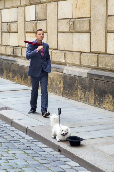 Street artist, performer gekleed in kantoor werknemer kostuum — Stockfoto