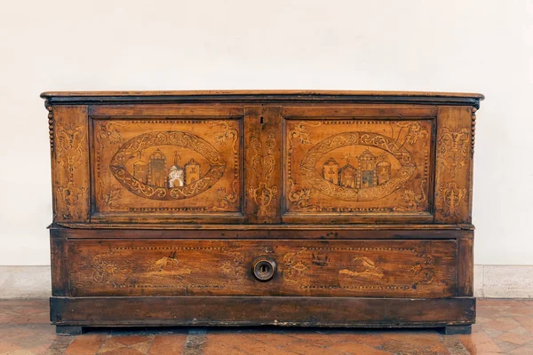 Antique italian wooden dresser 2 — Stock Photo, Image