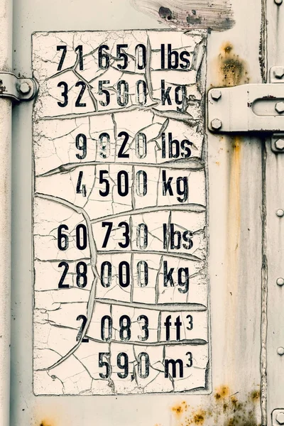 Marcas en la puerta de un viejo contenedor de carga 4 — Foto de Stock