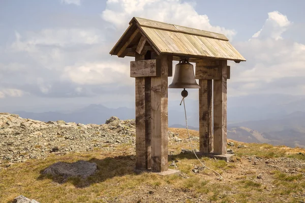 Zvon v nadmořské výšce 1800 m — Stock fotografie
