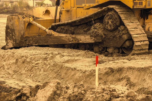 Närbild av road byggarbetsplatsen med bulldozer i bakgrunden 3 — Stockfoto