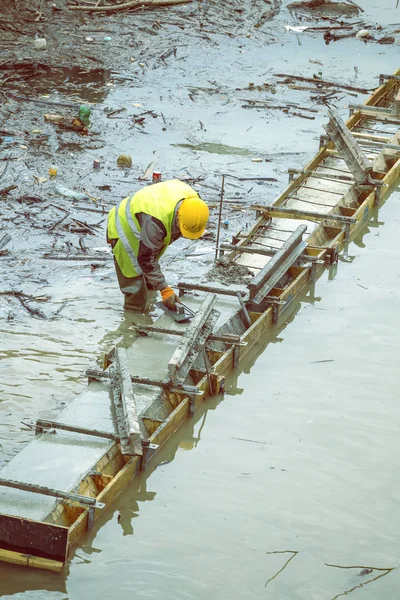 Trabalhador da construção civil nivelamento cofragem de concreto 3 — Fotografia de Stock