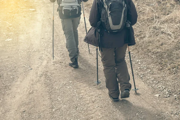 Par resor i bergen med vandring utrustning 2 — Stockfoto