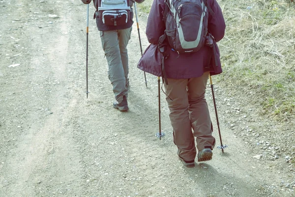 Par resor i bergen med vandring utrustning 3 — Stockfoto