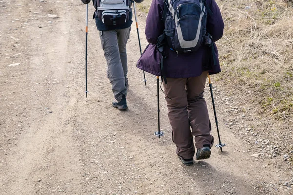 在山上旅行的夫妇与远足设备 — 图库照片