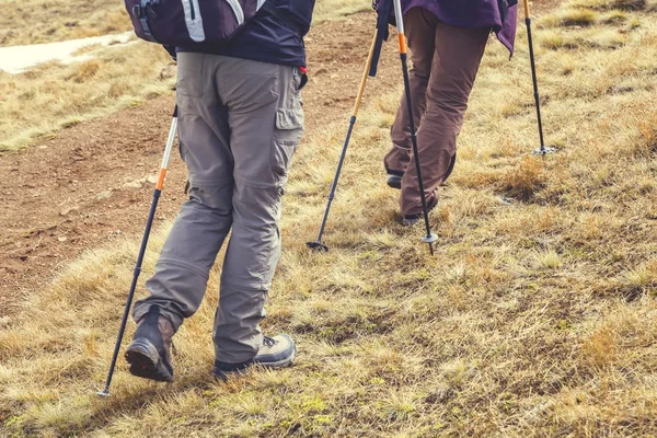 Couple walking on trail in the mountain 3 — Stock Photo, Image