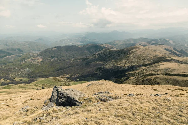 Paysage dans un jour de printemps sous les nuages 3 — Photo