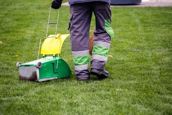 Hombre barriendo hojas de otoño secas caídas 2 — Foto de Stock