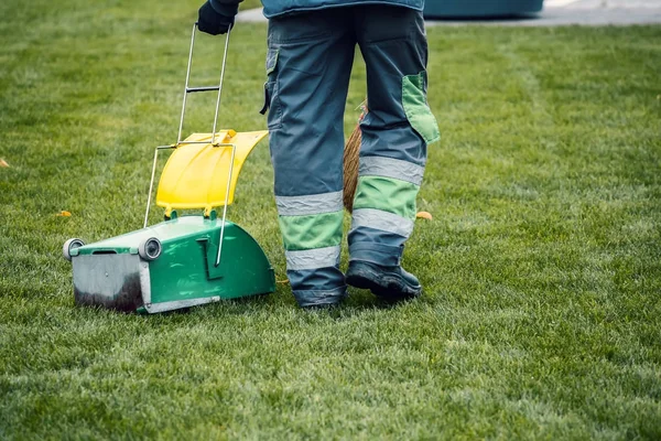 Hombre barriendo hojas de otoño secas caídas 3 — Foto de Stock