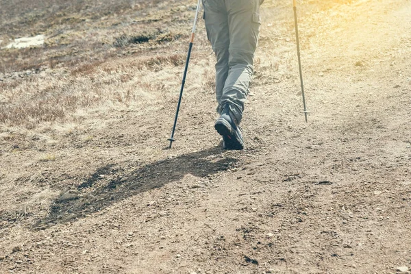 Mannen med Fotvandring polacker promenader i bergen 2 — Stockfoto