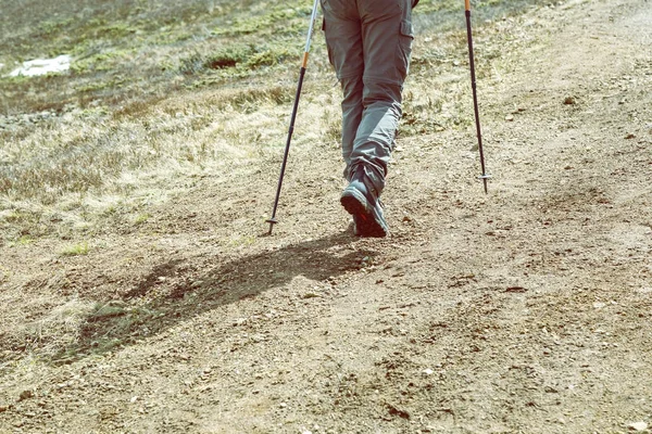 Hombre con bastones de senderismo caminando en la montaña 3 — Foto de Stock