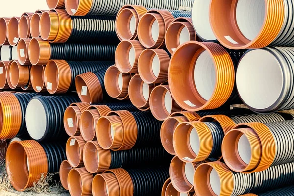 Pile di fognature in PVC ondulato o tubi di scarico 3 — Foto Stock